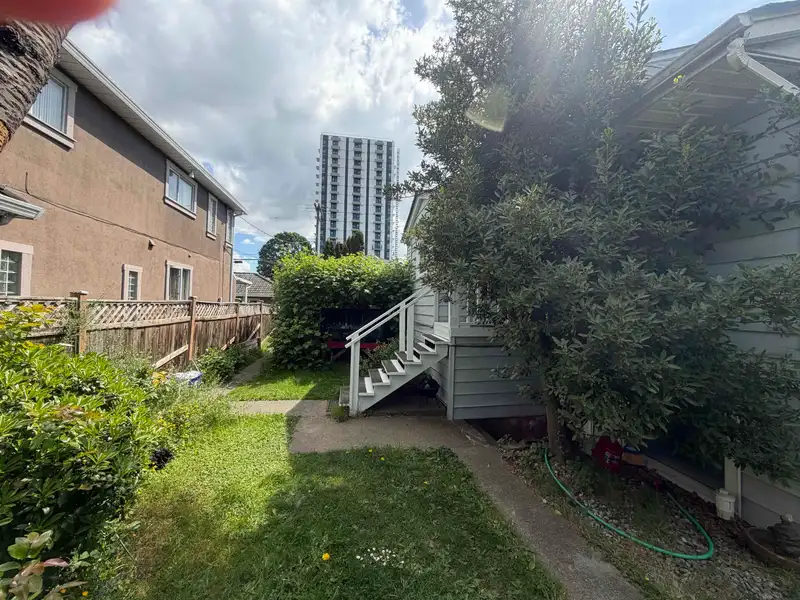 495 W 39TH AVENUE - photo 4 of 5