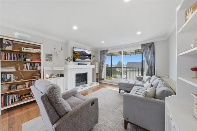 302 4926 48 AVENUE - photo 1 of 27