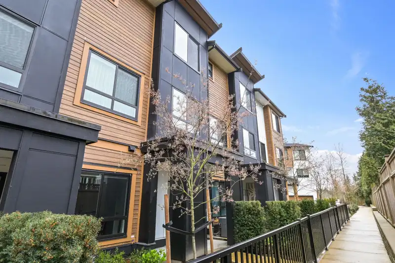 15 17538 100 AVENUE - photo 4 of 33
