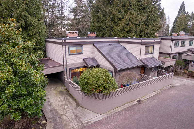 3993 PARKWAY DRIVE - photo 2 of 25