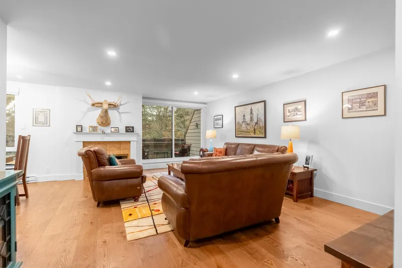 3993 PARKWAY DRIVE - photo 3 of 25