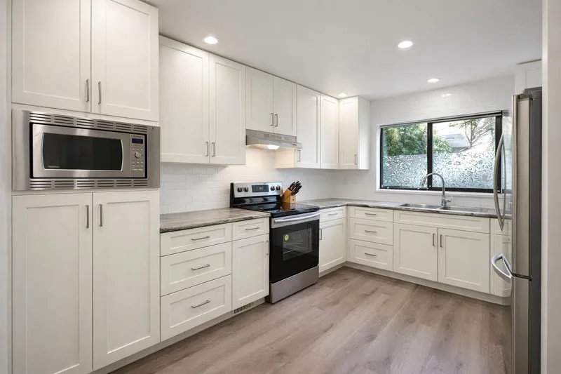 106 511 GATENSBURY STREET - photo 2 of 25