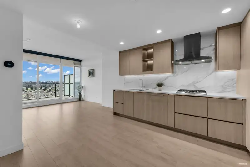 3310 4890 LOUGHEED HIGHWAY - photo 2 of 31