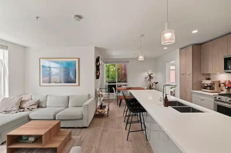 209 128 E 8TH STREET - photo 3 of 35