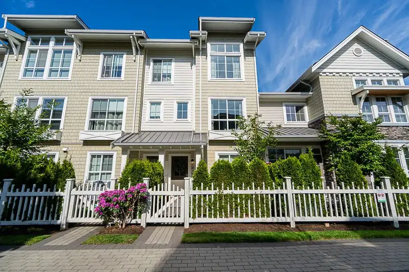 121 5551 ADMIRAL WAY - photo 2 of 37
