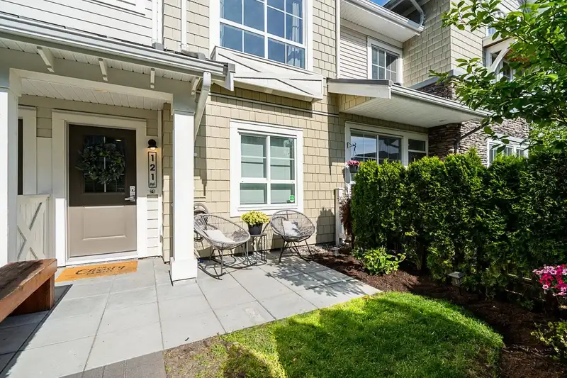121 5551 ADMIRAL WAY - photo 3 of 37