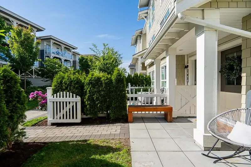 121 5551 ADMIRAL WAY - photo 4 of 37