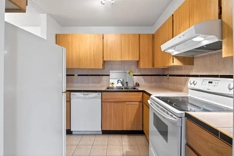 305 615 NORTH ROAD - photo 4 of 30