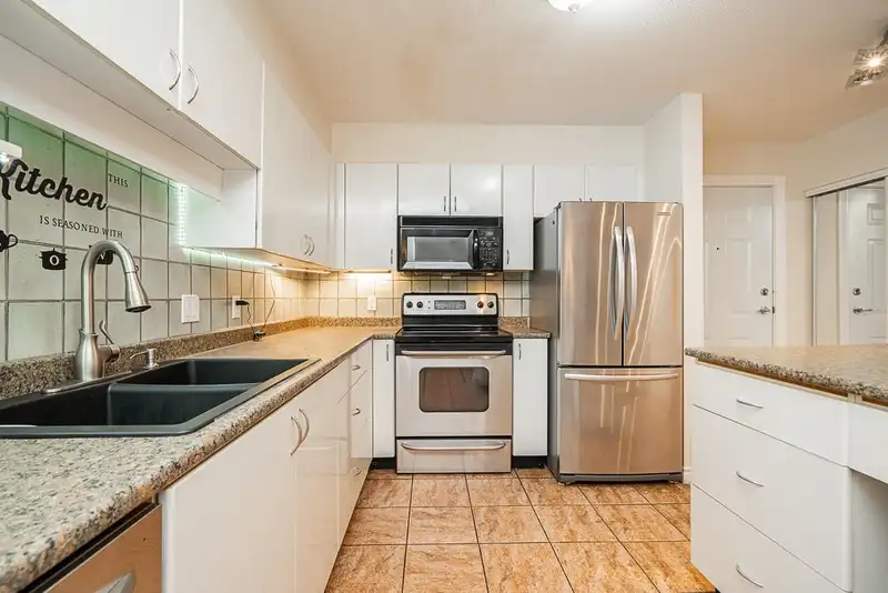 208 9668 148 STREET - photo 2 of 39