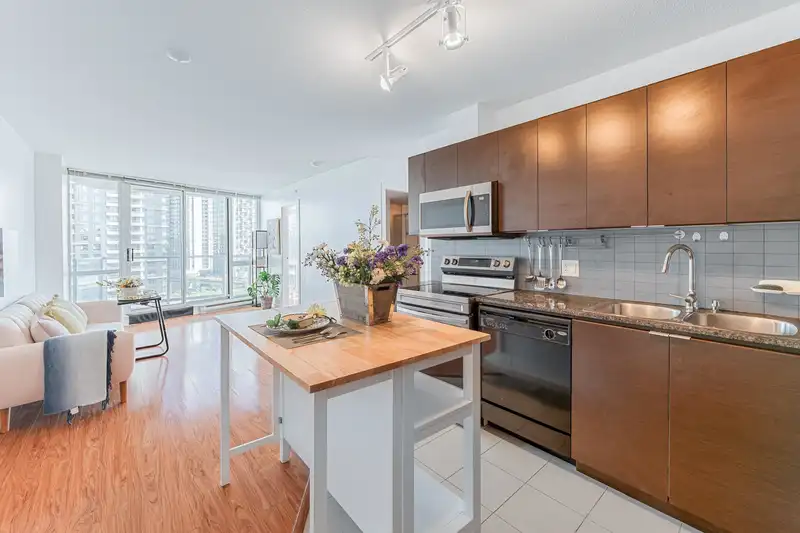 1009 13618 100 AVENUE - photo 1 of 16