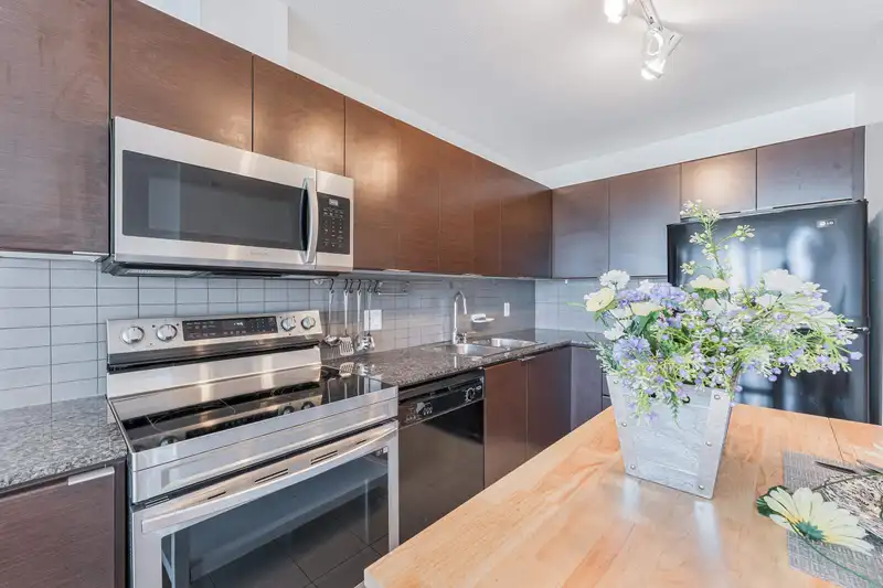 1009 13618 100 AVENUE - photo 2 of 16