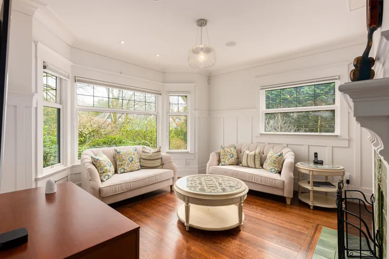 3835 SELKIRK STREET - photo 4 of 25