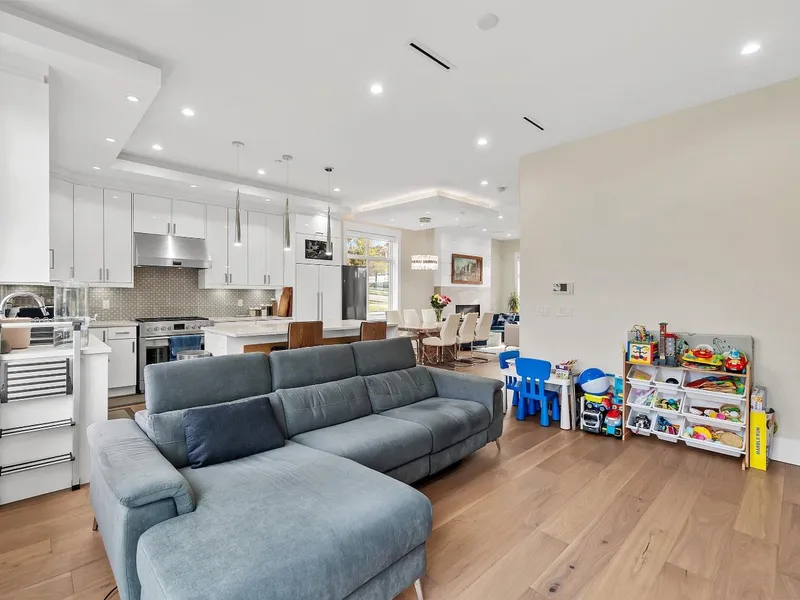 2699 E 7TH AVENUE - photo 4 of 25