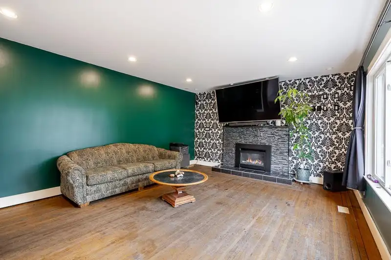 5210 SPROTT STREET - photo 2 of 34