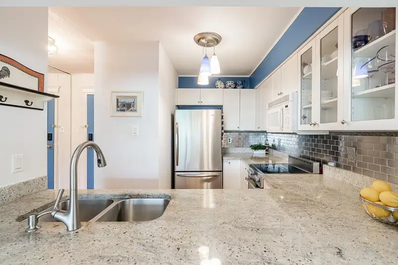 210 15272 19 AVENUE - photo 1 of 32