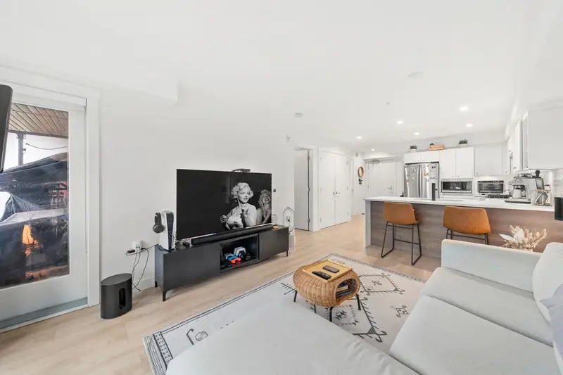 402 1519 CROWN STREET - photo 3 of 25