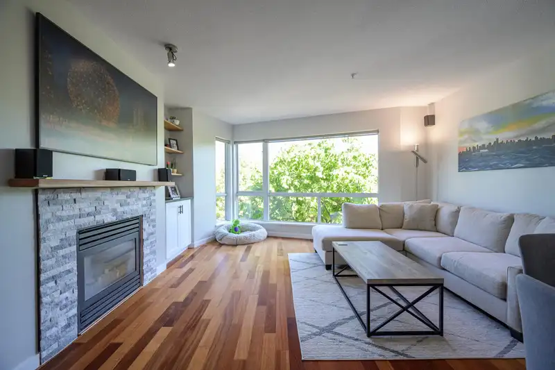 220 676 W 6TH AVENUE - photo 2 of 40