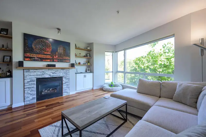 220 676 W 6TH AVENUE - photo 3 of 40