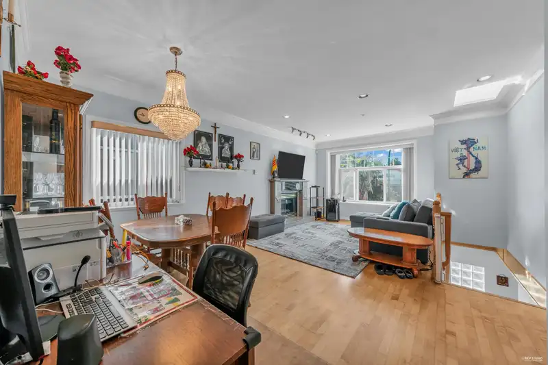3015 E 23RD AVENUE - photo 3 of 37