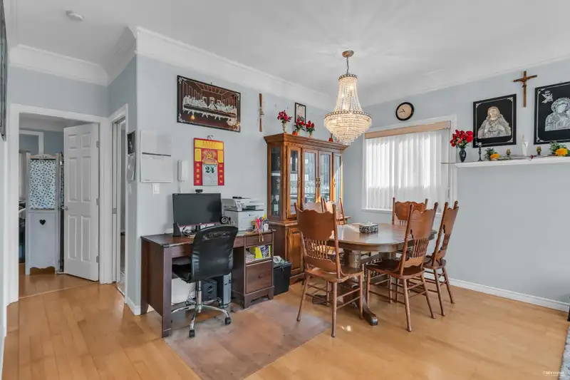 3015 E 23RD AVENUE - photo 4 of 37