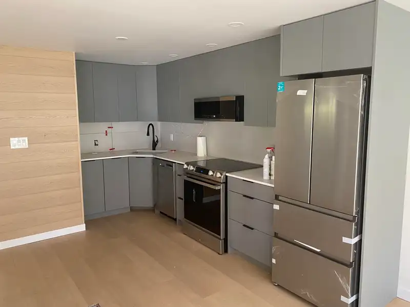89 8220 KING GEORGE BOULEVARD - photo 3 of 10