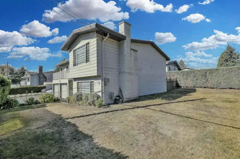 11183 74A AVENUE - photo 4 of 40