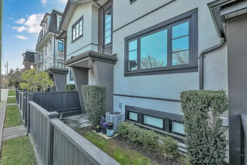 102 806 GAUTHIER AVENUE - photo 3 of 22