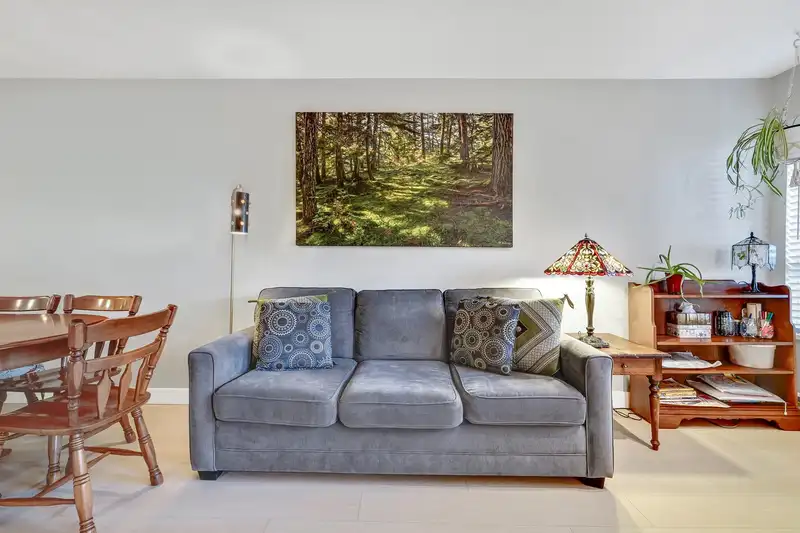 207 1738 FRANCES STREET - photo 2 of 21