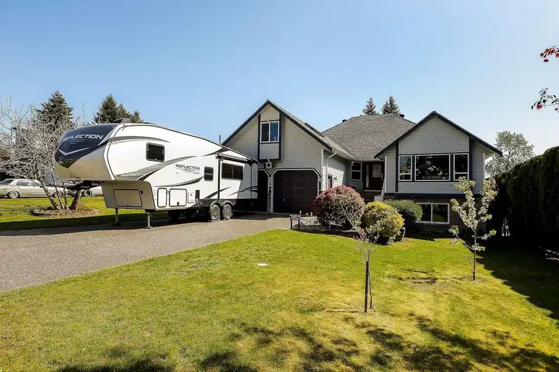 7852 167A STREET - photo 2 of 39