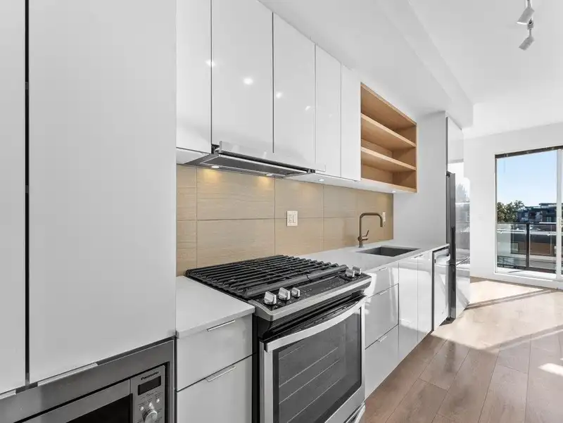 509 725 MARINE DRIVE - photo 3 of 33