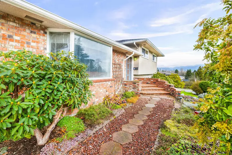 5045 BARKER CRESCENT - photo 4 of 23