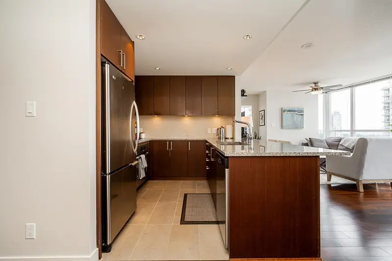 2605 2978 GLEN DRIVE - photo 4 of 25