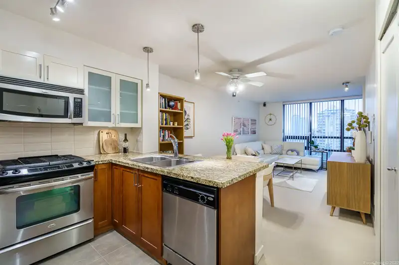 1102 1 RENAISSANCE SQUARE - photo 1 of 39