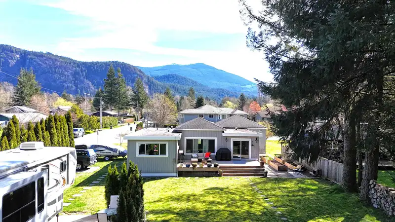 1110 LARAMEE ROAD - photo 3 of 38