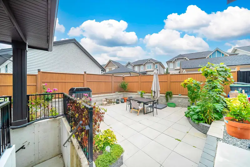 20434 76A AVENUE - photo 4 of 25