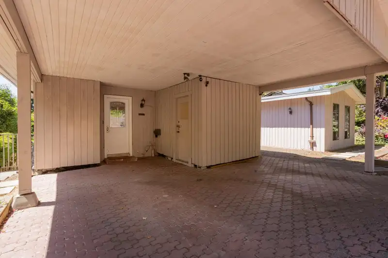148 ROE DRIVE - photo 4 of 40