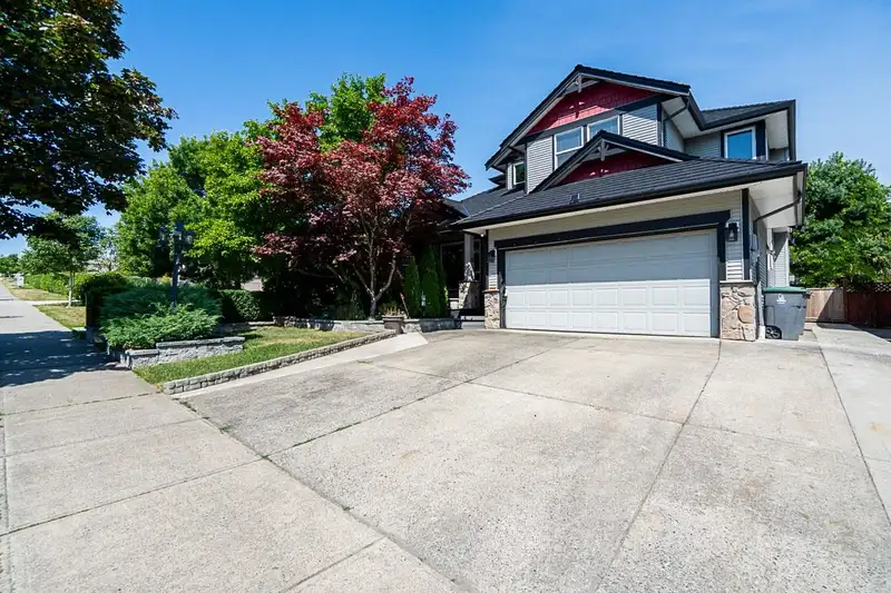 16601 61 AVENUE - photo 1 of 40