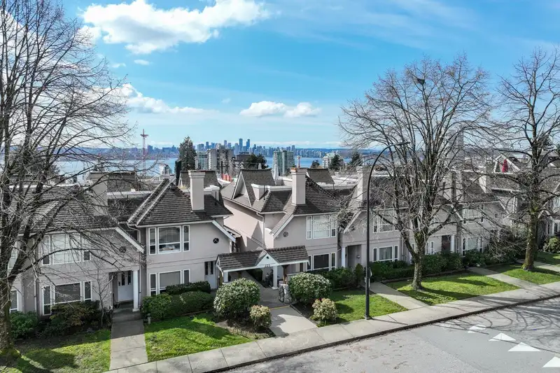 104 225 E 6TH STREET - photo 1 of 39