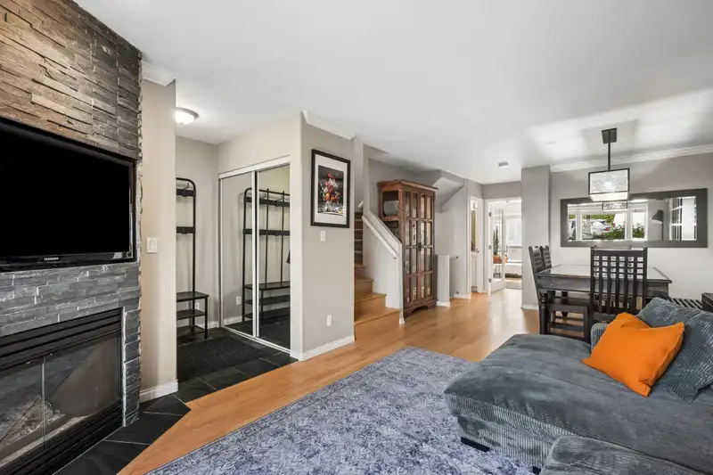104 225 E 6TH STREET - photo 4 of 39