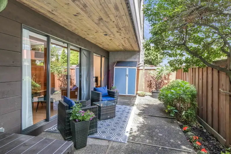 109 708 EIGHTH AVENUE - photo 4 of 25