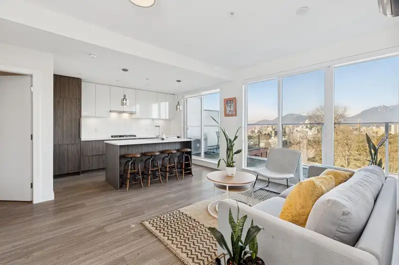 505 379 E BROADWAY - photo 2 of 25