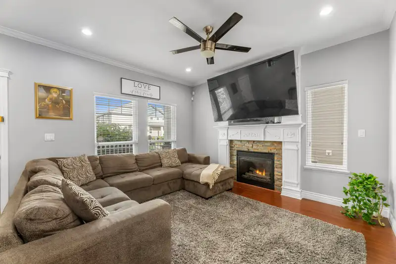 18986 72 AVENUE - photo 3 of 39
