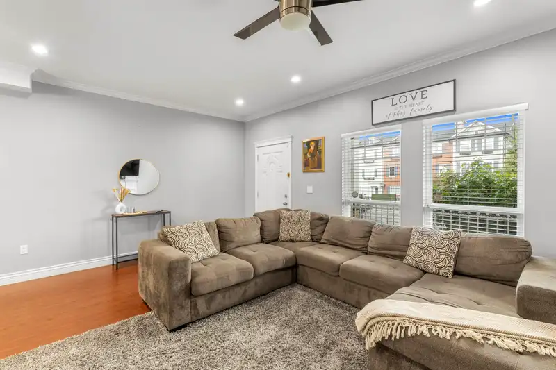 18986 72 AVENUE - photo 4 of 39
