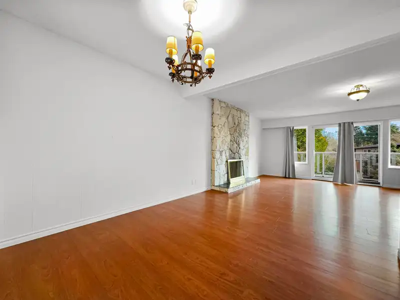 5313 10 AVENUE - photo 4 of 33