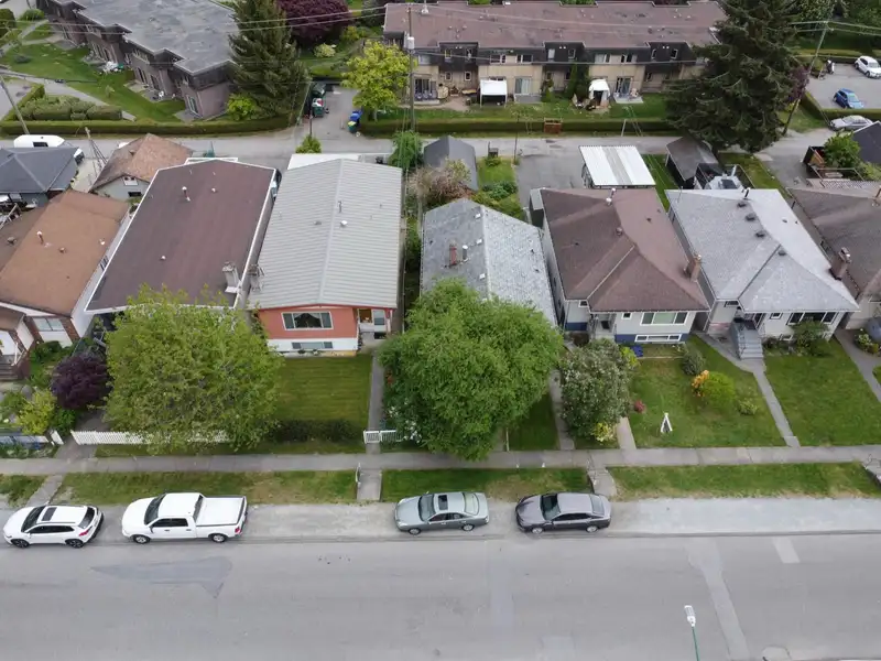 36 WARWICK AVENUE - photo 3 of 34