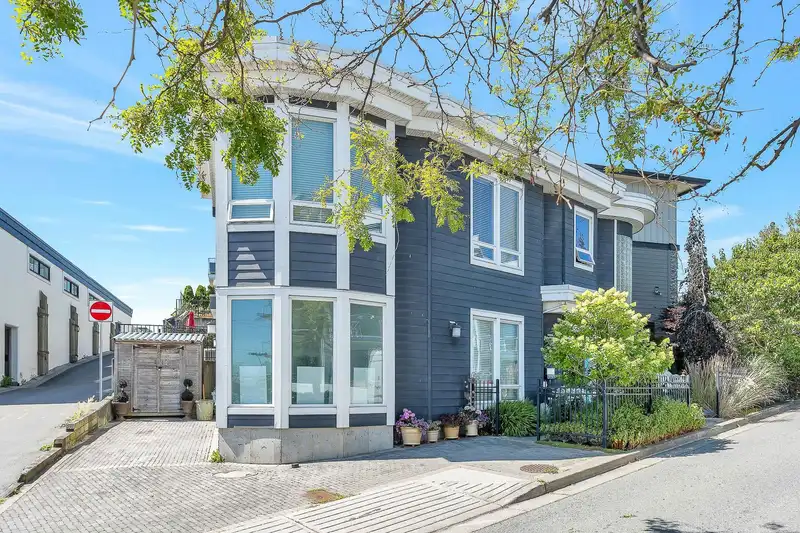 15598 VICTORIA AVENUE - photo 4 of 40