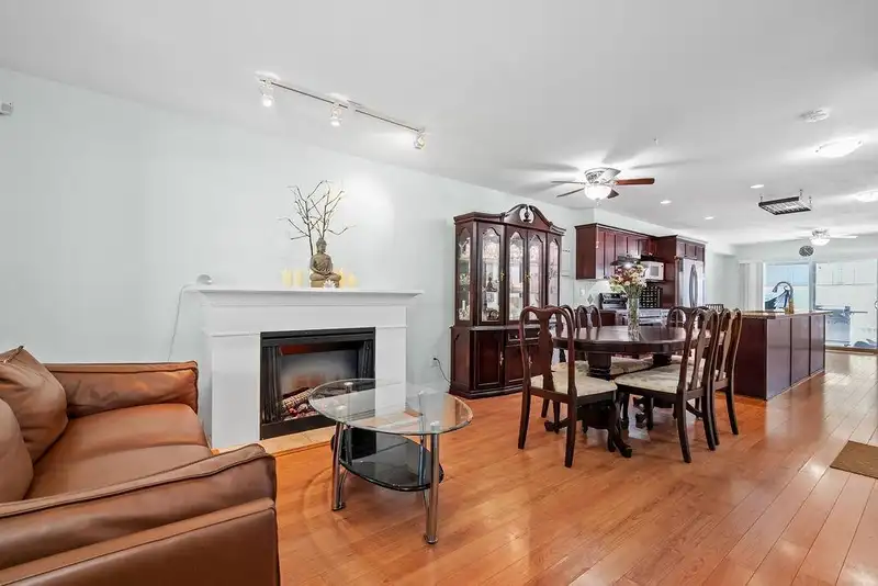 15 6568 193B STREET - photo 3 of 39