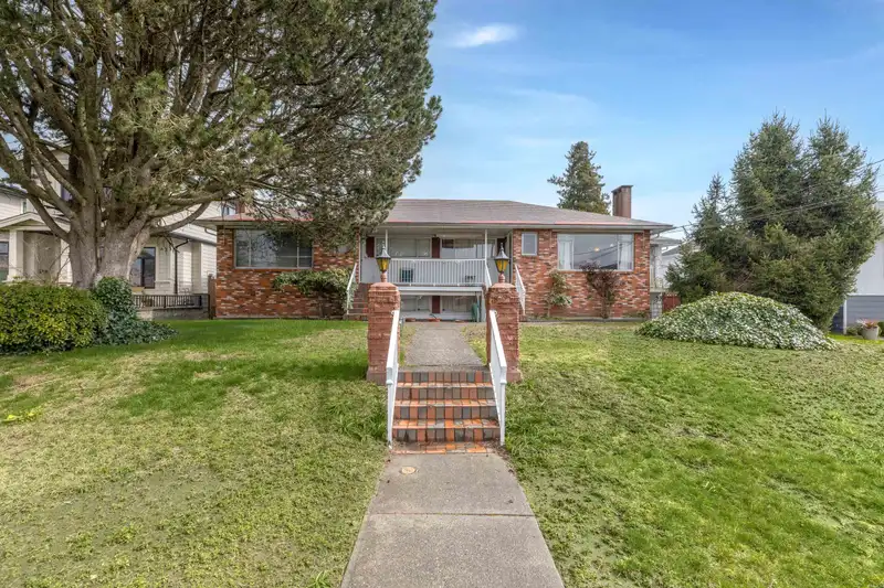 892-894 INVERGARRY AVENUE - photo 1 of 39