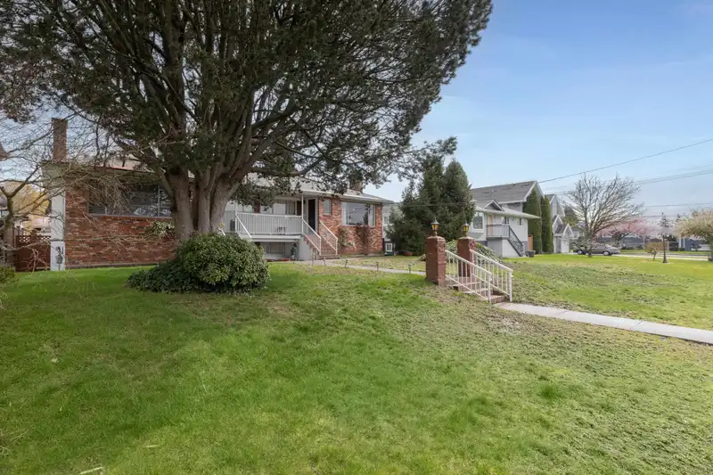 892-894 INVERGARRY AVENUE - photo 2 of 39