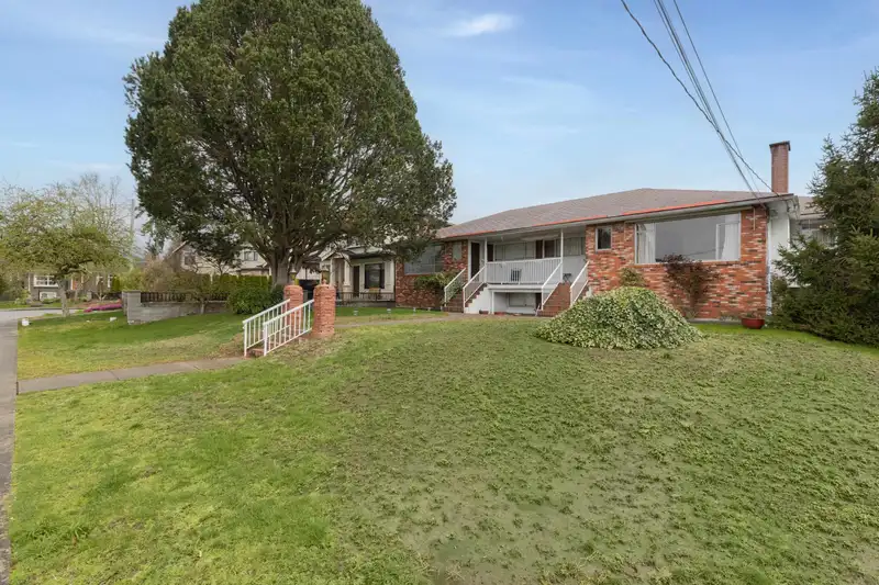892-894 INVERGARRY AVENUE - photo 3 of 39